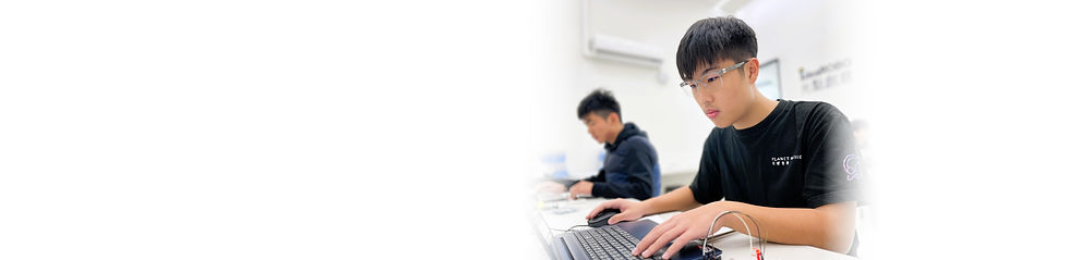 高中學生於實體教室進行 AI 程式設計與軟硬體整合課程實作