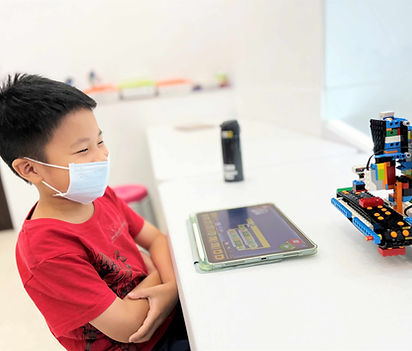 國小孩子在光點創意樂高教室開心動手做ㄒㄩㄝ開心動手做學習lego boost機器人程式課程