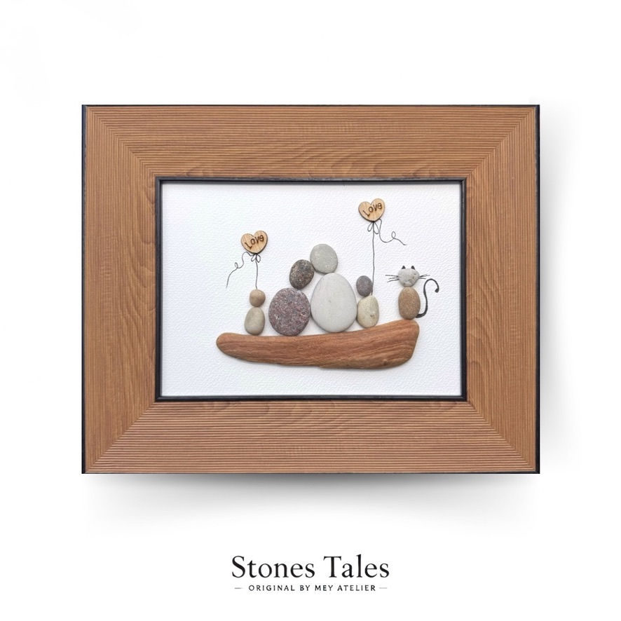 „Herzensboot – Familie mit Katze und Herzballons“