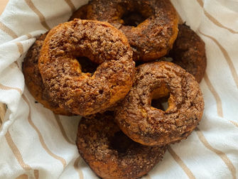 fresh gluten free pumpkin sourdough bagels with cinnamon crisp topping