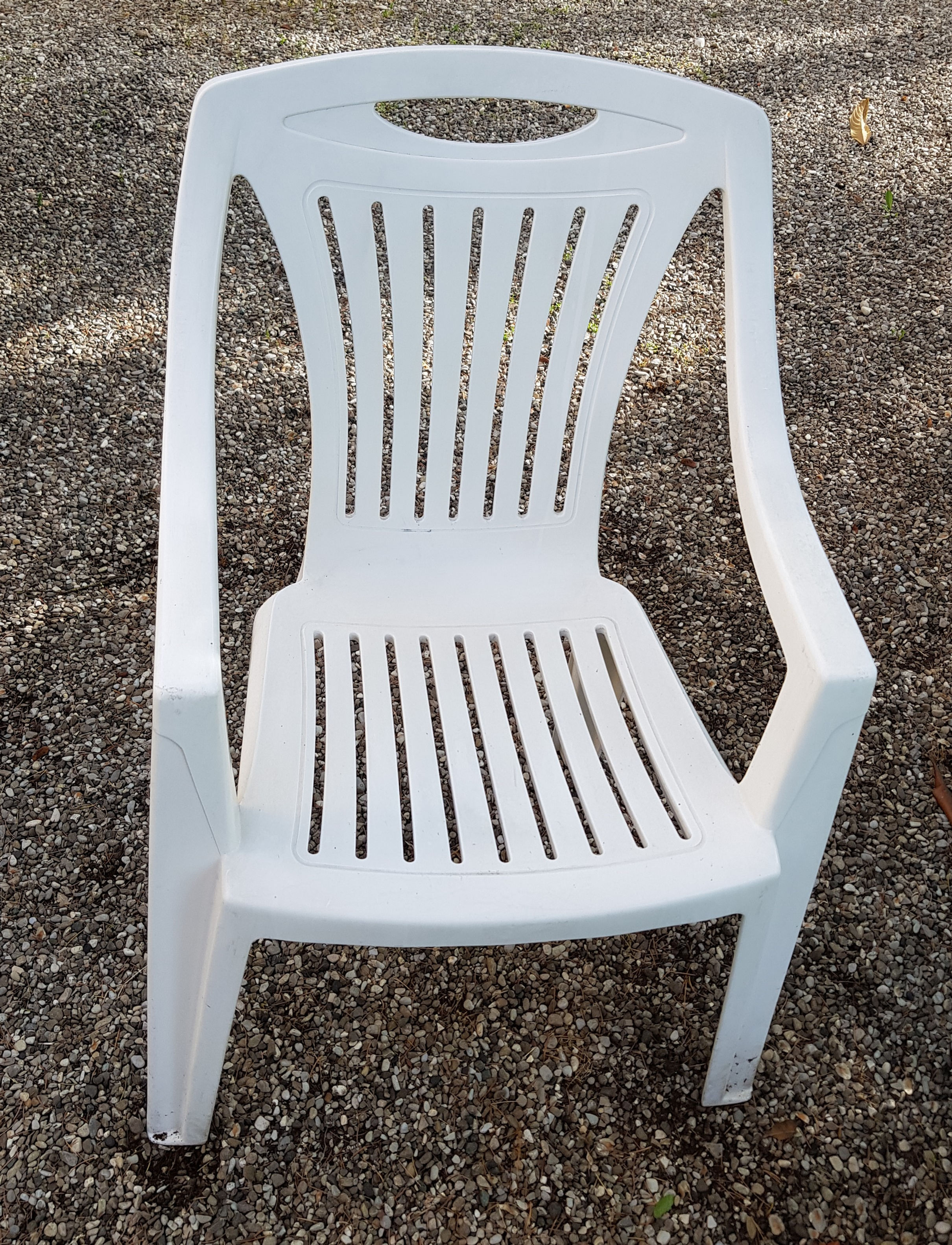 Dieci sedie in plastica da giardino