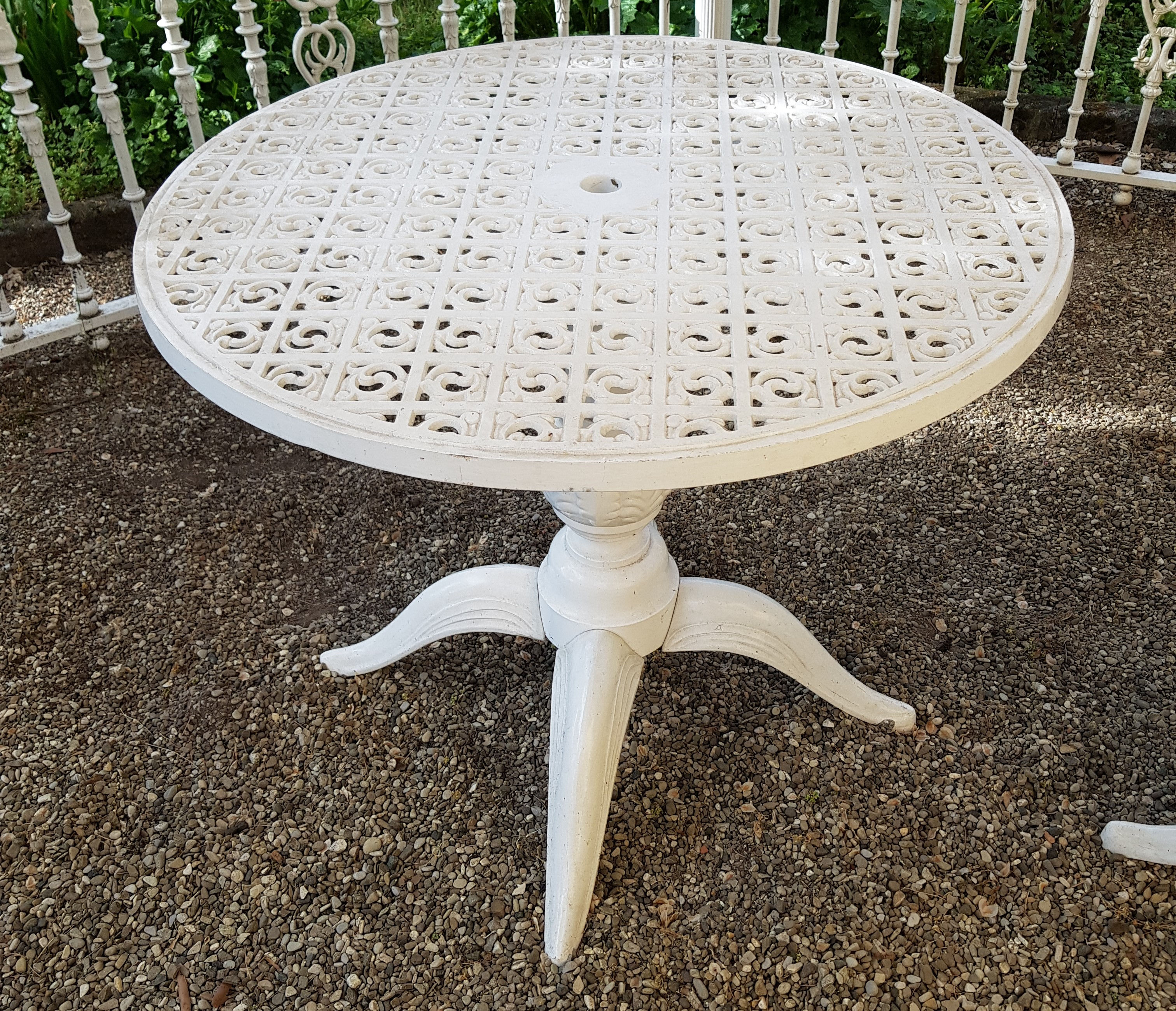 Coppia di tavoli da giardino in ghisa