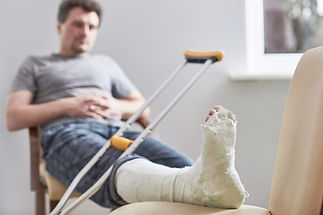 Close_Up_Of_A_Young_Man_s_Plaster_Leg_original_3000791.jpg