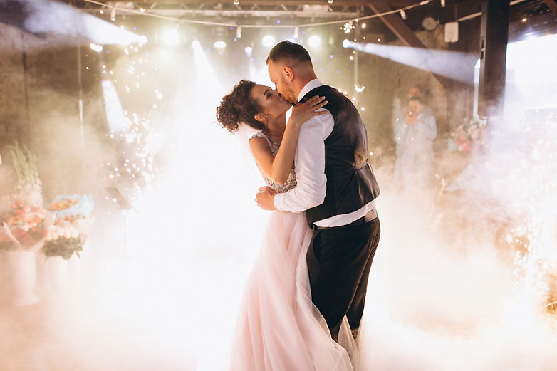 novios-bailando-su-primer-baile.jpg