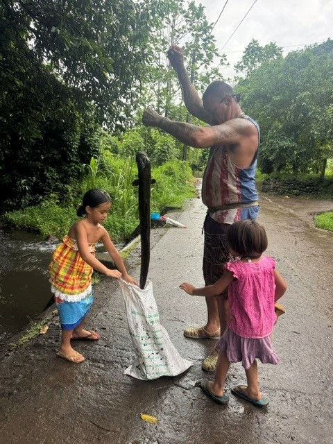 We "assisted" (cheered on and "eel-spotted") while this local man caught a river eel (anguille)
