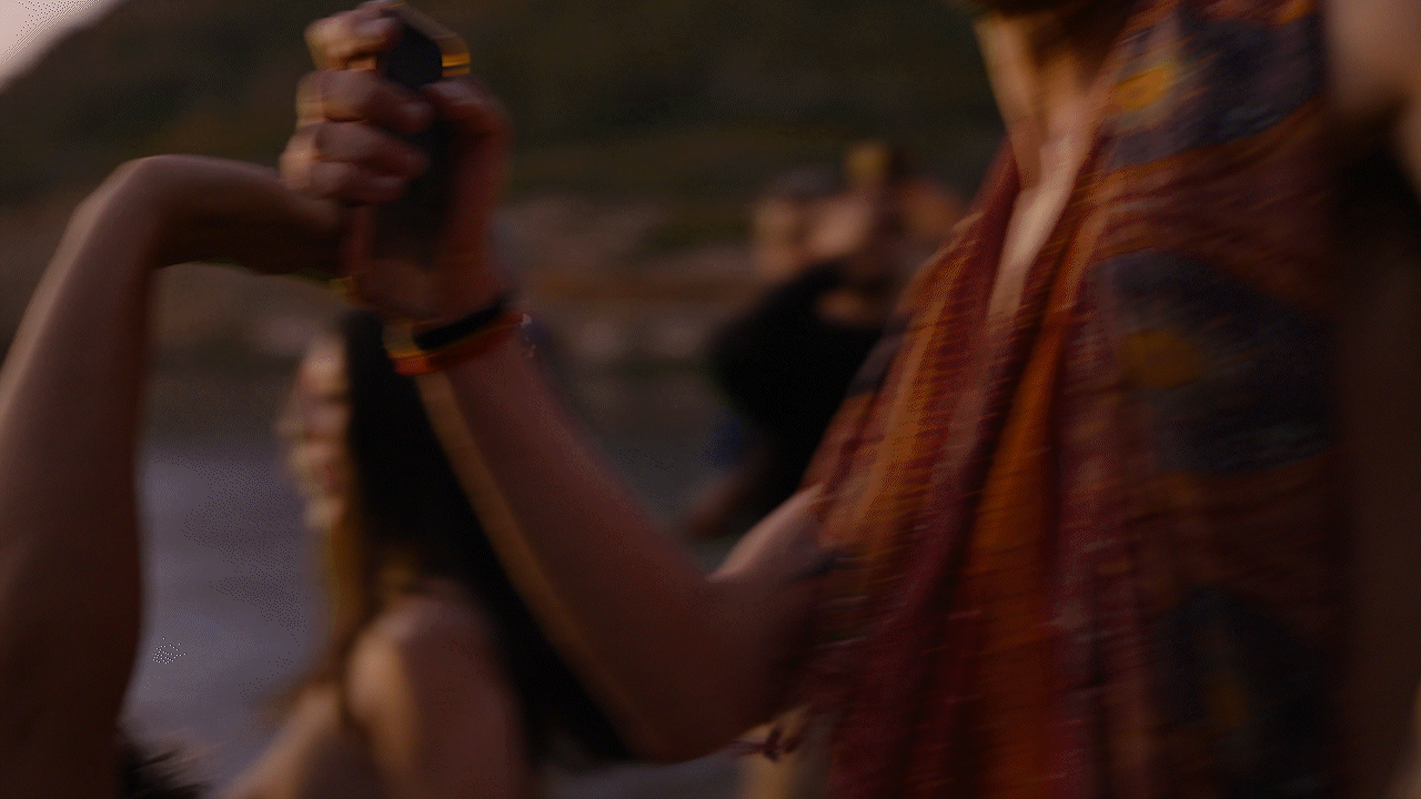 Escena en Ibiza con ambiente lifestyle y estética mediterranea
