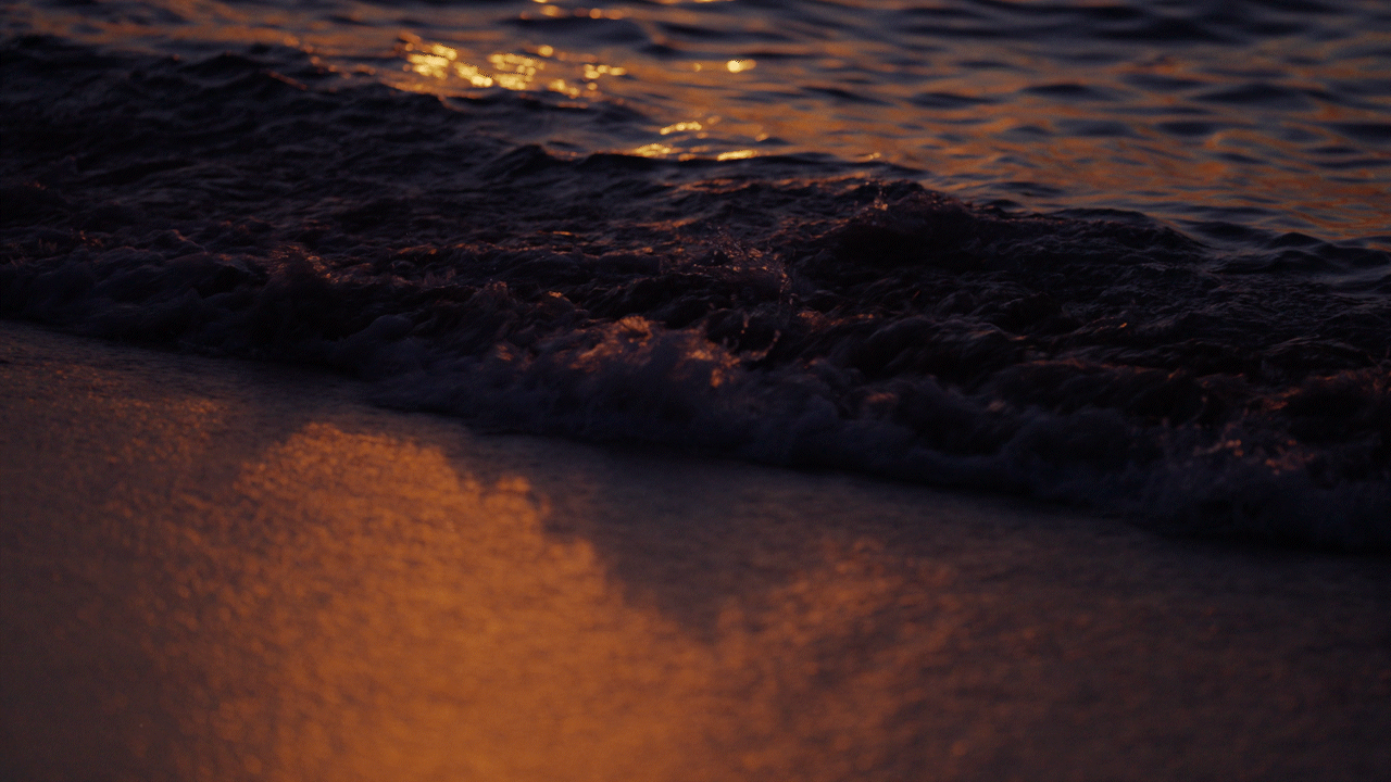 Detalle del mar al atardecer en Ibiza con reflejos dorados