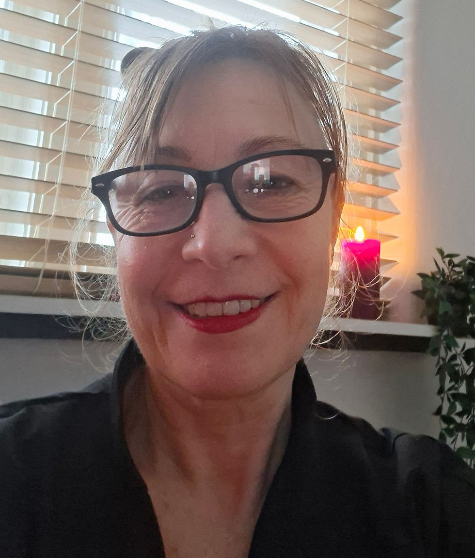 Selfie portret van Sylvia met bril, glimlachend