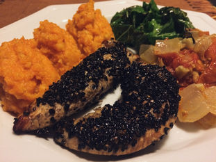 Frango com crosta de gergelim preto
