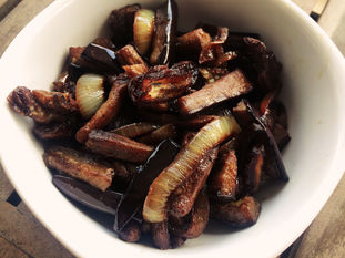Berinjela com tâmaras e cebola caramelizada no aceto balsâmico