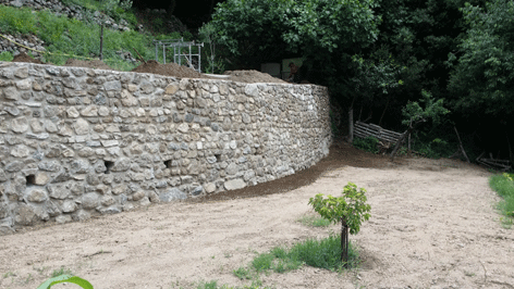 Mur-en-pierres-bati-gard.