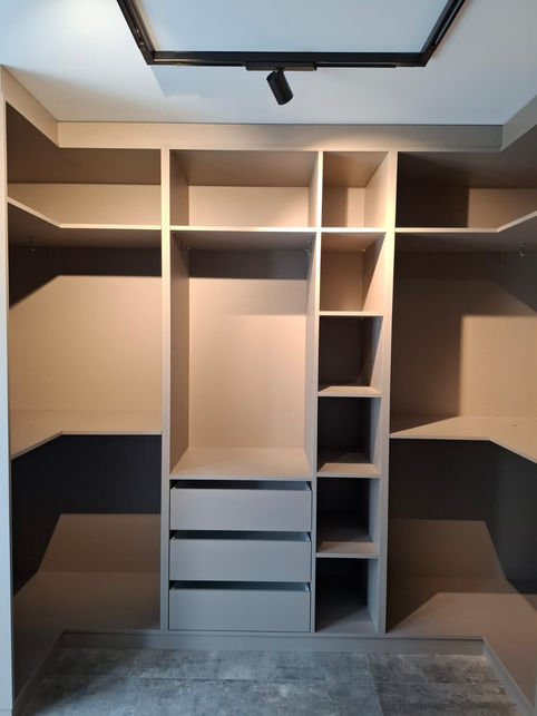 Begehbarer Kleiderschrank
