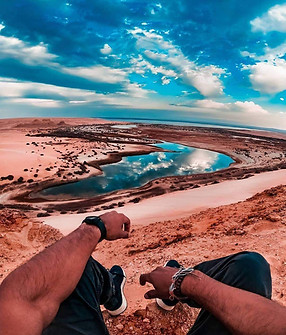 Découvrez l’oasis de Fayoum en Égypte, où des eaux tranquilles reflètent le ciel, entourées par le désert aride et une végétation luxuriante.