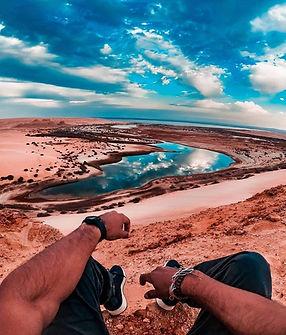 Découvrez l’oasis de Fayoum en Égypte, où des eaux tranquilles reflètent le ciel, entourées par le désert aride et une végétation luxuriante.