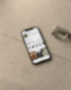 Teléfono móvil con un perfil de instagram abierto.