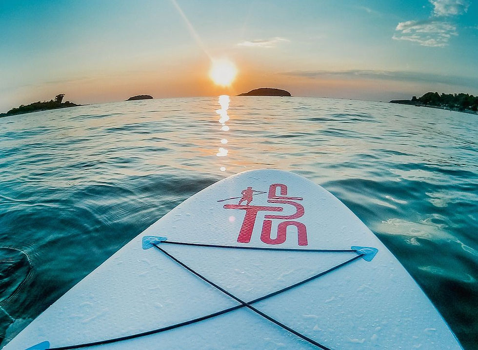 stand-up-paddling-bei-sonnenuntergang-trendsportart.jpeg