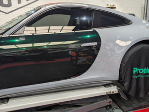 porsche blanche avec un ppf coloré vert
