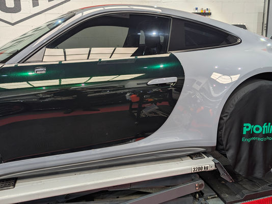 porsche blanche avec un ppf coloré vert