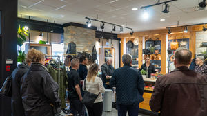 4 Ã 7 des membres de la Zone chez Savard Chaussures