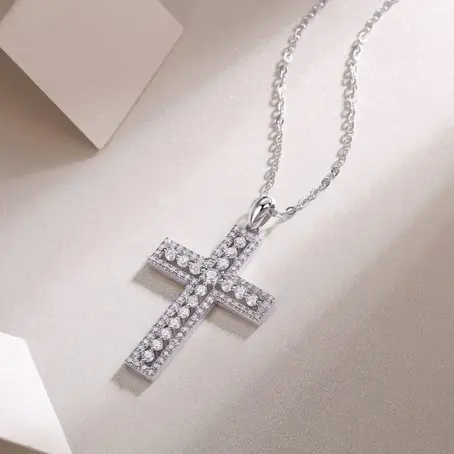 Why Modern Women Are Choosing Meaningful Necklaces Over Fast Fashion Accessories