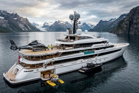 Anchored in Exclusivity: The Bespoke Amenities Defining Superyacht Charters