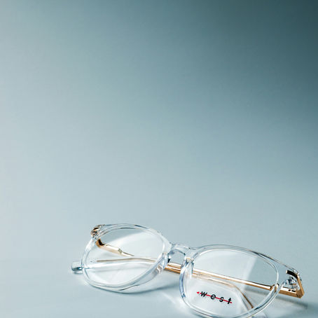 Rimless Glasses vs. Thick Rimmed Glasses: Finding the Perfect Style for You