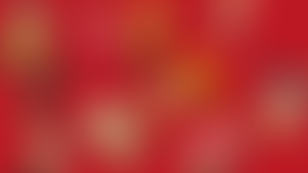 Olika typer av julgodis och dricka med röd bakgrund