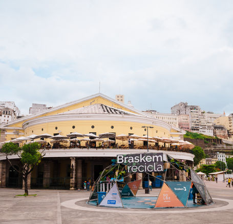 Geodésica do Braskem recicla em frente ao Mercado Modelo. Experiência sustentável de reciclagem e logística reversa em Salvador, BA