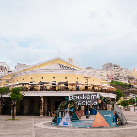 Geodésica do Braskem recicla em frente ao Mercado Modelo. Experiência sustentável de reciclagem e logística reversa em Salvador, BA