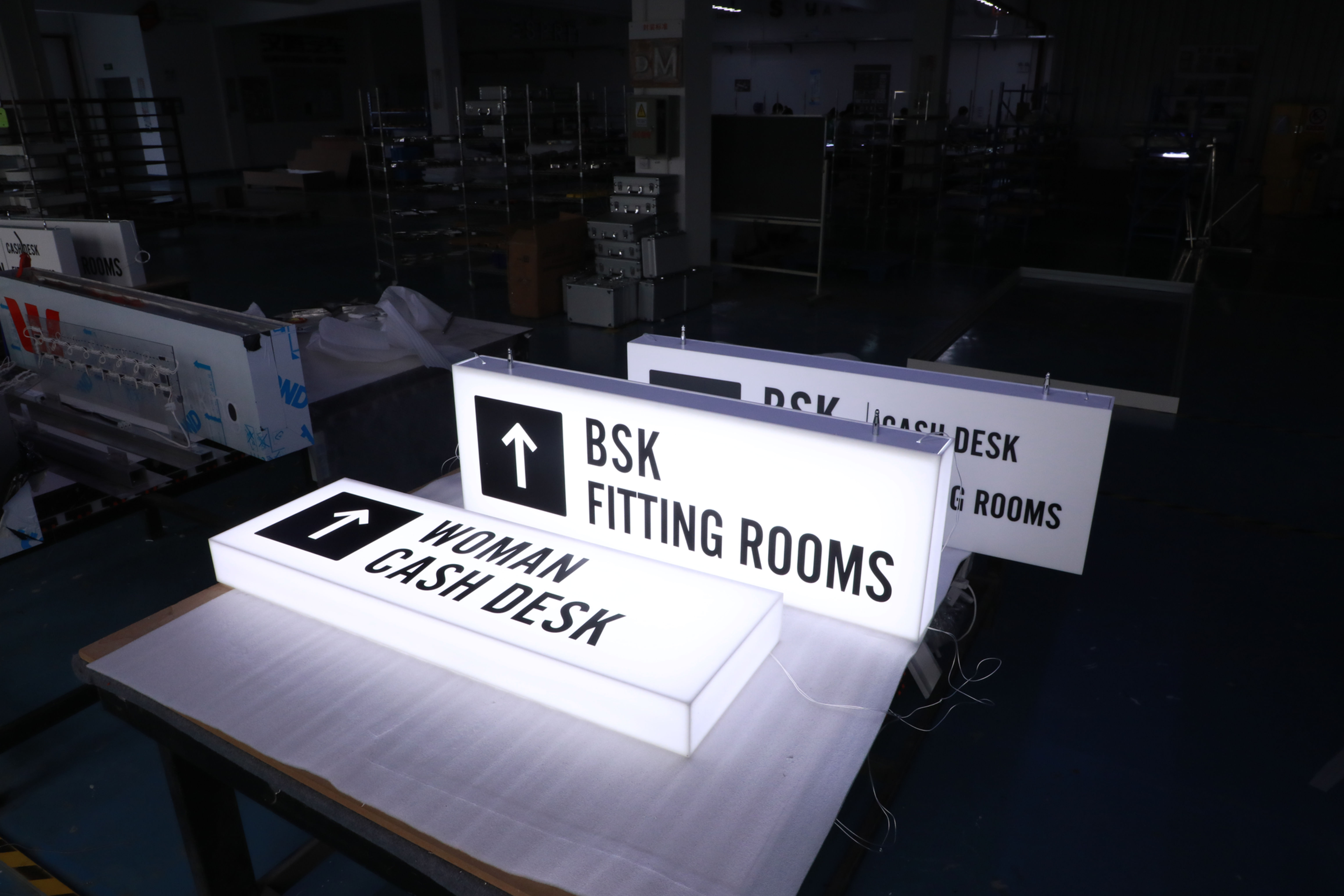 Yijiao Full Lit Acrylic Light Box Waterproof Solid PMMA Lighting Box Effect