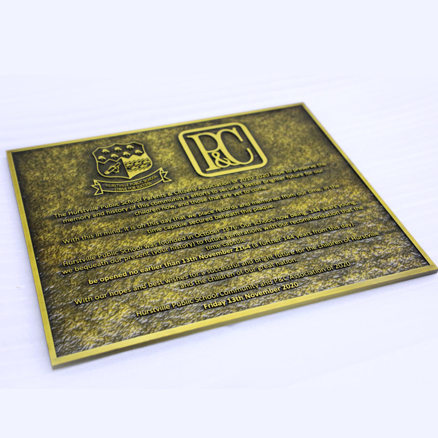Indgraveret bronzefarvet plakette