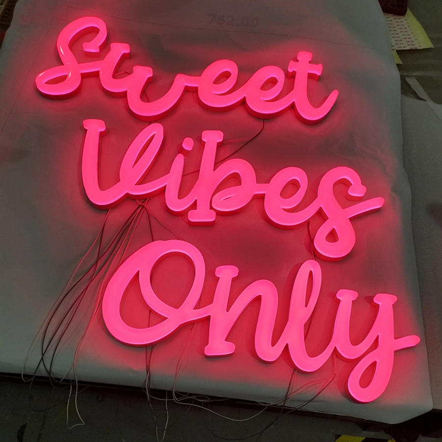 Alsidige og Iøjnefaldende LED Neon Skilte