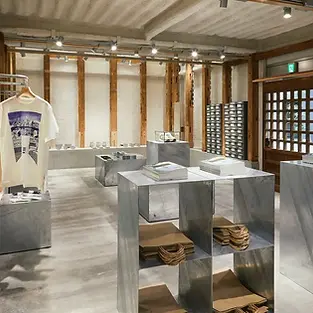 Clothing-Display-Table