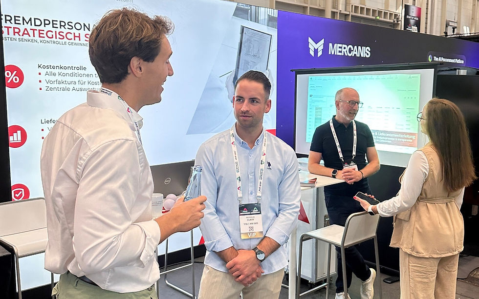 11A Messestand mit Team und Besucher im Gespräch über moderne Mitarbeitereinsatzplanung und digitale HR-Lösungen.