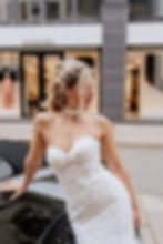 Braut mit modernem Braut Make-up und offenem Haar in der Stadt