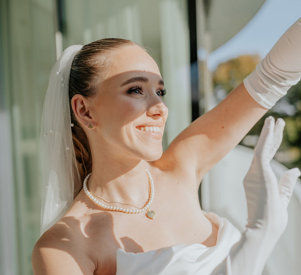 Braut mit modernem, zeitlos schönem Brautstyling und Schleier am Hochzeitstag