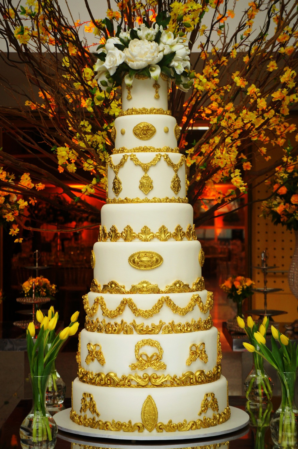 Bolo de Casamento Simone Amaral bolo dourado com topo de flores 8 andares