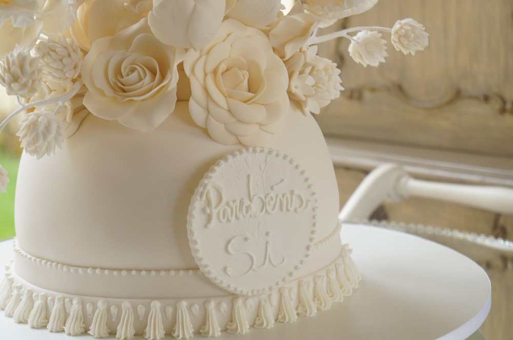 Bolo de aniversário provençal branco com flores de Simone Amaral