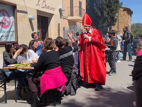 La Santissima Colazione Di Pasquetta In Montisi (and no, that's not really the Pope).