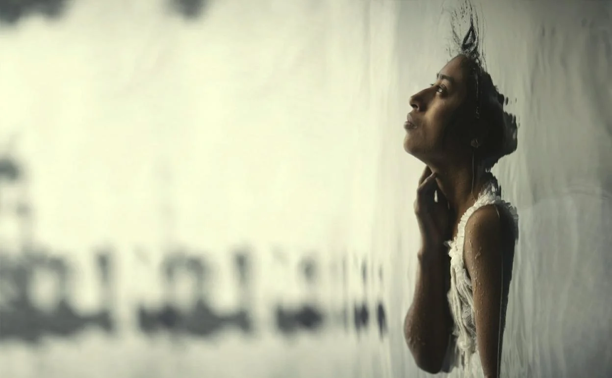 Mujer joven sobre el agua.