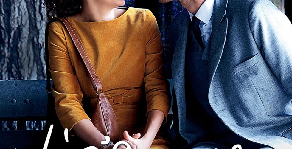 un hombre y una mujer a punto de darse un beso.