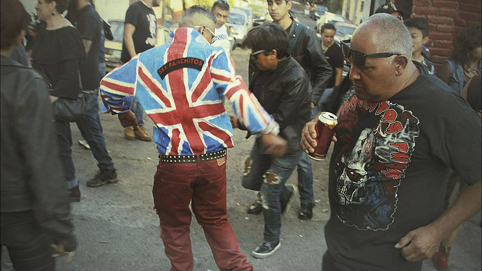 Hombres maduros bailando en la calle