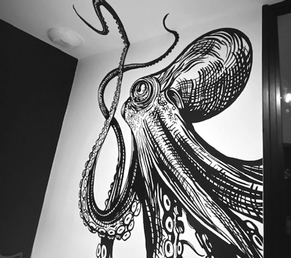 Gros plan mur tatoué.jpg