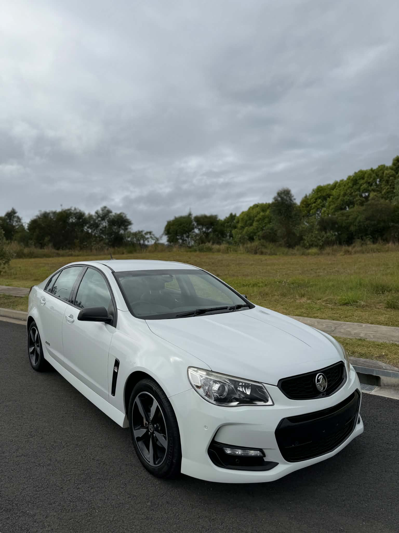 Holden commodore Vf sv6 s2 black edition 112km