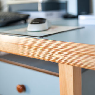 שולחן עץ עם עיצוב, עכבר מחשב, מסך מחשב, דופלקס רטרו, צילום תקריב, michal-avimor