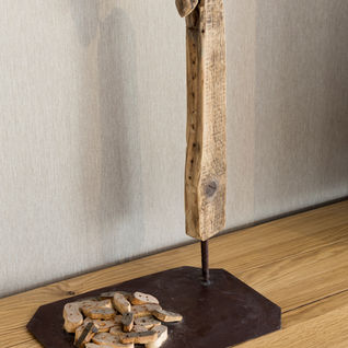 פסל עץ "עם קדישמן במוזיאון" - אורן פישר