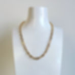 Basic schakelketting goud op mannequin hals