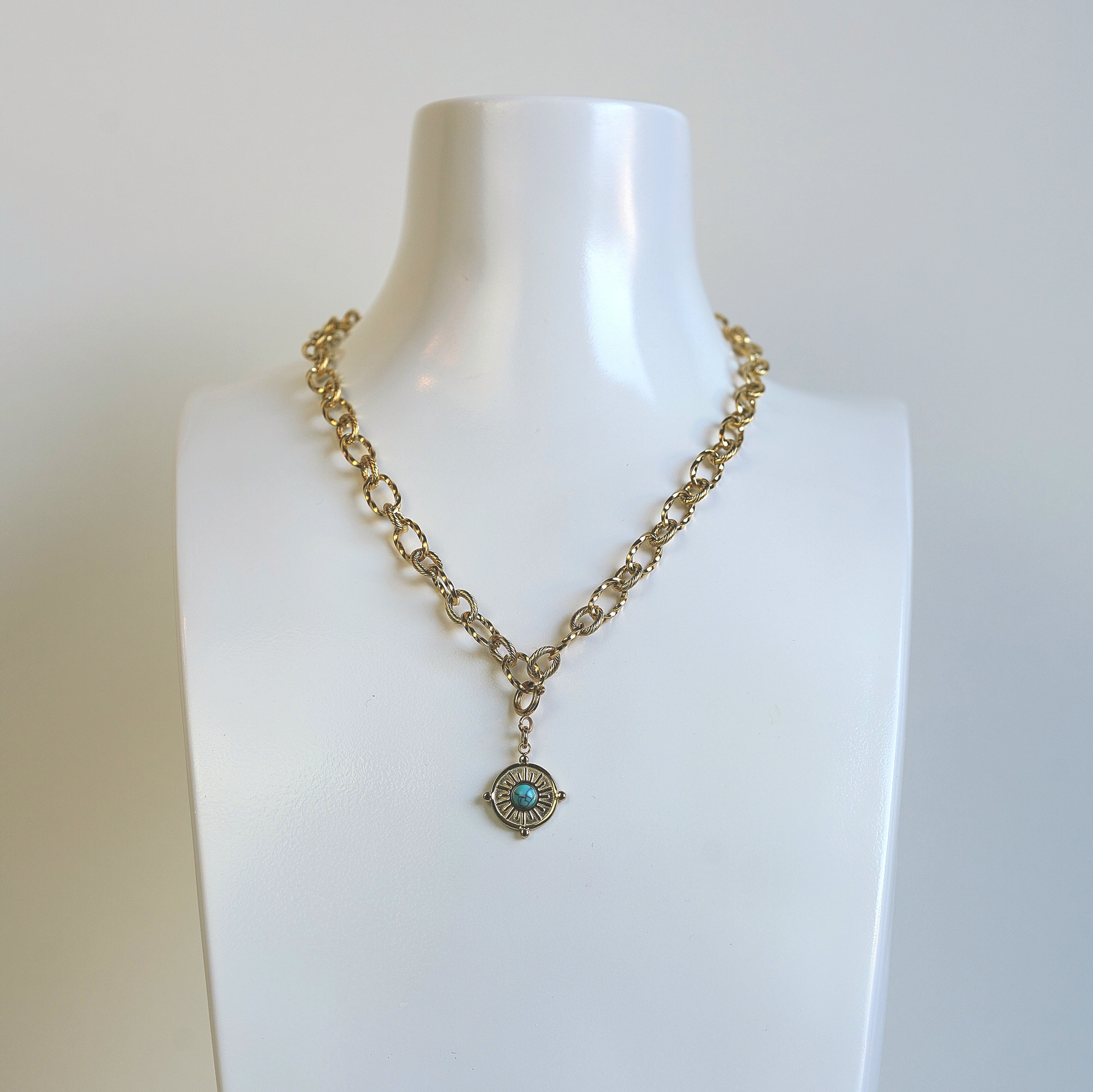 Basic Schakelketting Goud Op Mannequin Hals Bedel Goud Met Turquoise