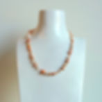 Peach Harmony ketting met zoetwaterparels op mannequin hals