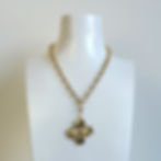 Basic Schakelketting Goud Op Mannequin Hals Bedel Gouden Bloem